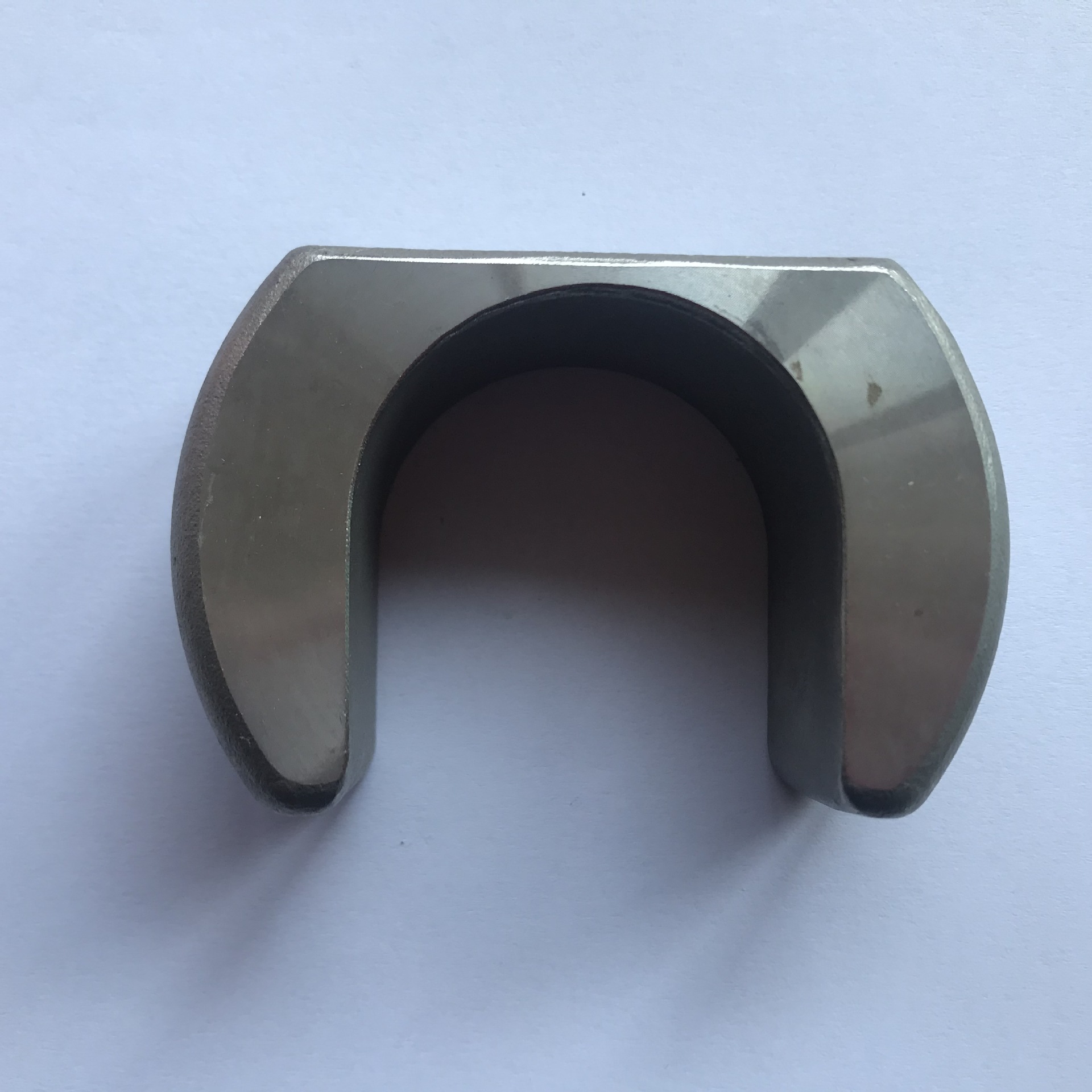 Hva er årsaken til delaminering i skallet laget av vannglasssand under investeringsstøpeprosessen?