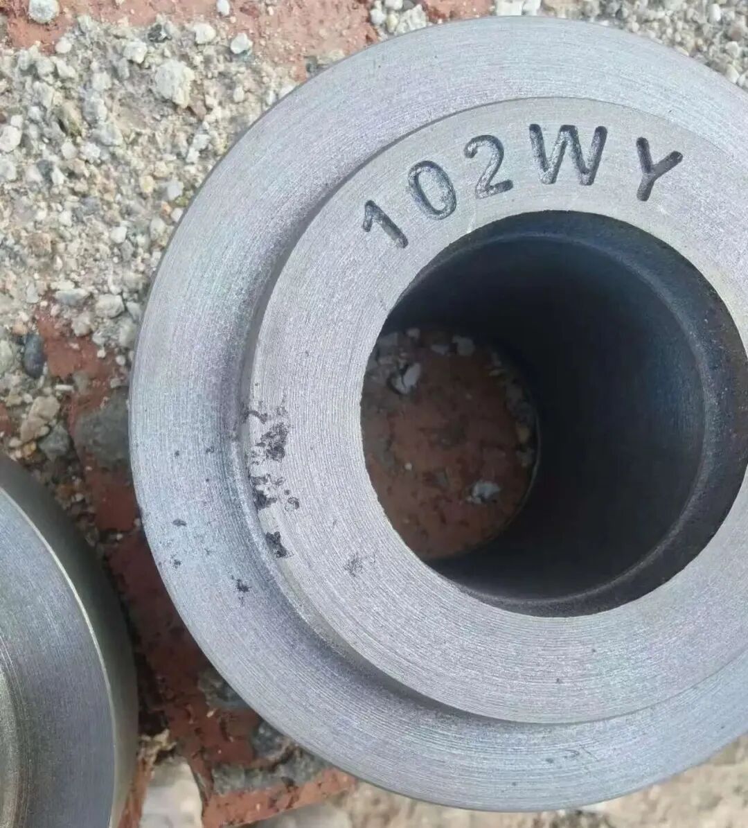 Hva kjennetegner sandspylingsfeil ved produksjon av grå støpejernsdeler ved bruk av grønn sand? Hva er forskjellen mellom slagg øyedefekter?