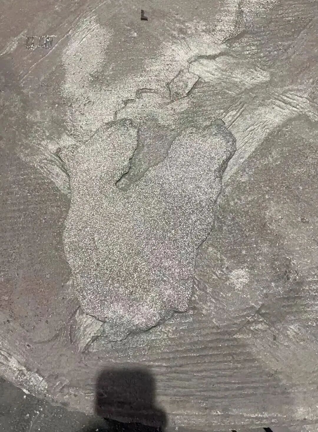 Hvordan kan defekter som sandkviser på oversiden av grå støpejernsdeler produsert ved harpikssandstøping løses?